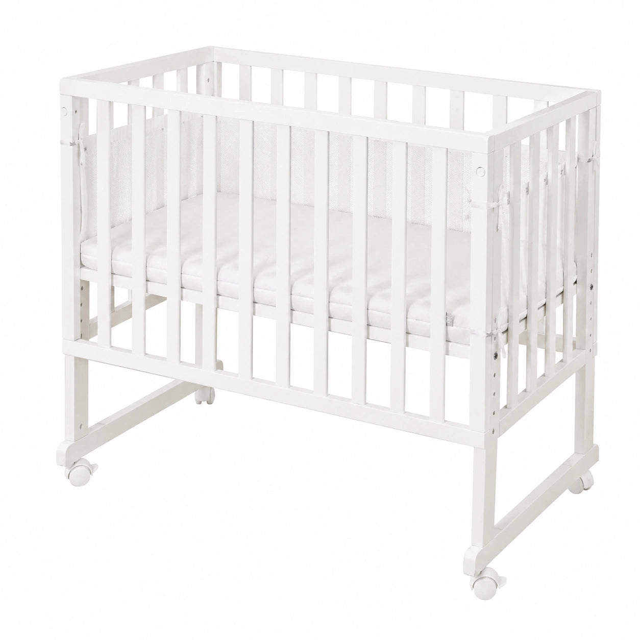 lit-bebe-avec-matelas-et-barriere-reglable-bois-blanc-ezgjcv2628gk